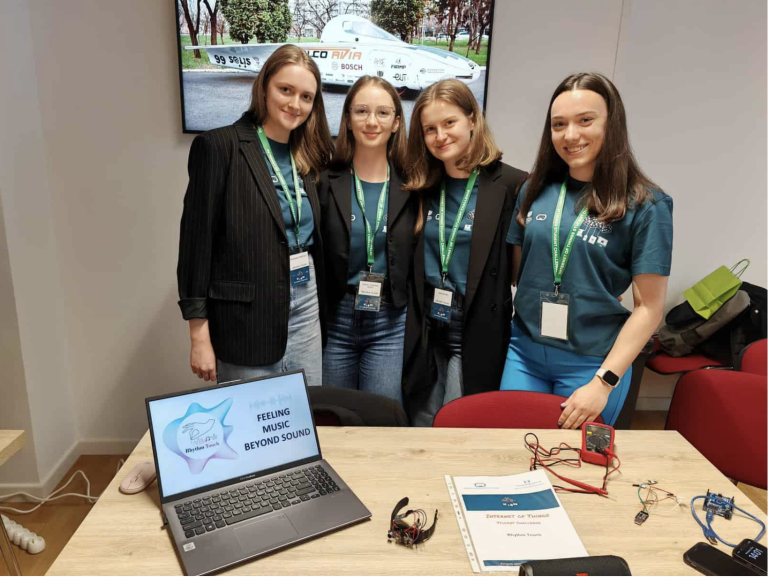 O echipă de studente de la UTCN câștigă locul I la „Internet of Things Student Challenge 2024” cu brățara inovatoare Rhythm Touch