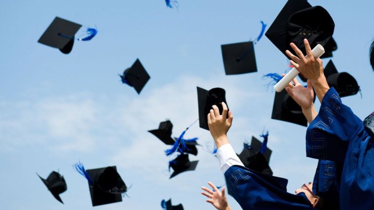 România, pe ultimul loc în UE la ponderea tinerilor cu studii superioare