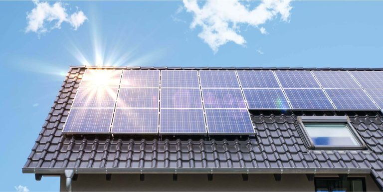 Legea prosumatorilor a fost promulgată de Nicușor Dan. Schimbările care îi vizează pe toți românii cu panouri fotovoltaice