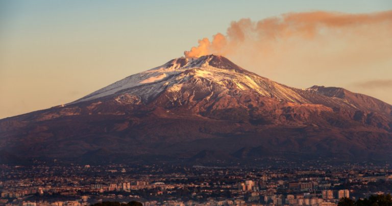 Vulcanul Etna a erupt din nou. Toate zborurile de pe aeroportul din Catania sunt suspendate