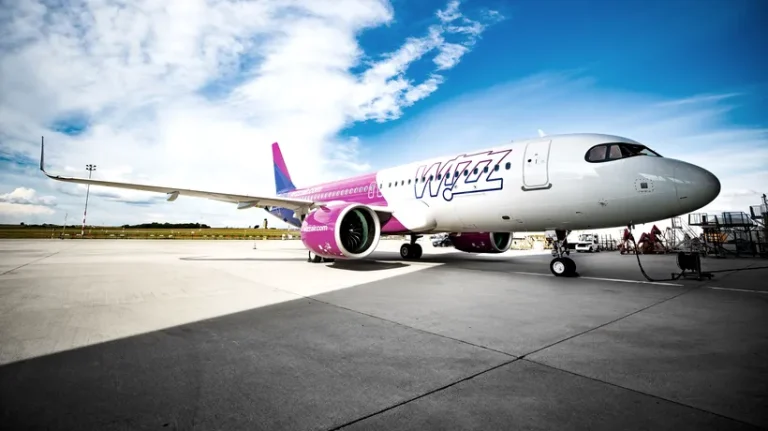 Compania Wizz-Air îi sfătuiește pe pasageri să ajungă cu 3 ore înainte de ora programată a zborului. Din cauza penei Microsoft, ar putea exista perturbări ale programului