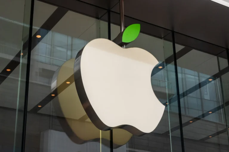 Trump îl avertizează pe Tim Cook: „Nu fabrica în India, vrem Apple să producă în SUA”