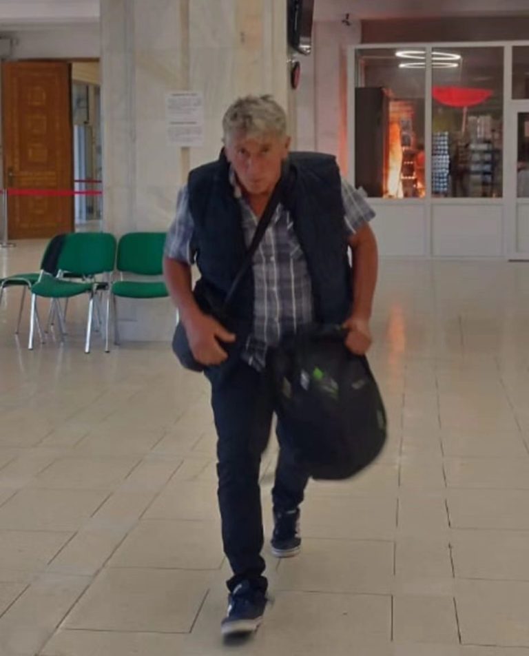 Polițiștii caută persoana care a provocat un incendiu în Palatul Parlamentului