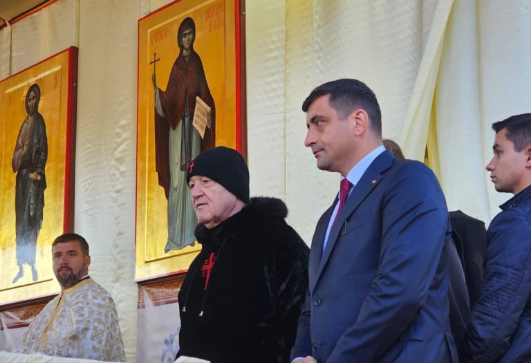 George Simion a oferit ceai credincioșilor aflați la Iași cu prilejul Pelerinajul Sfintei Parascheva. George Simion: „Dumnezeu e mare și o să reușim să facem bine pentru țară”