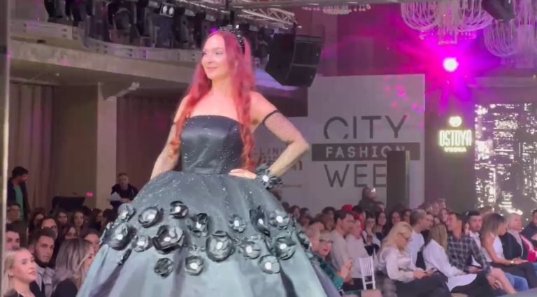 Soția primarului Emil Boc, apariție spectaculoasă pe podiumul City Fashion Week | VIDEO