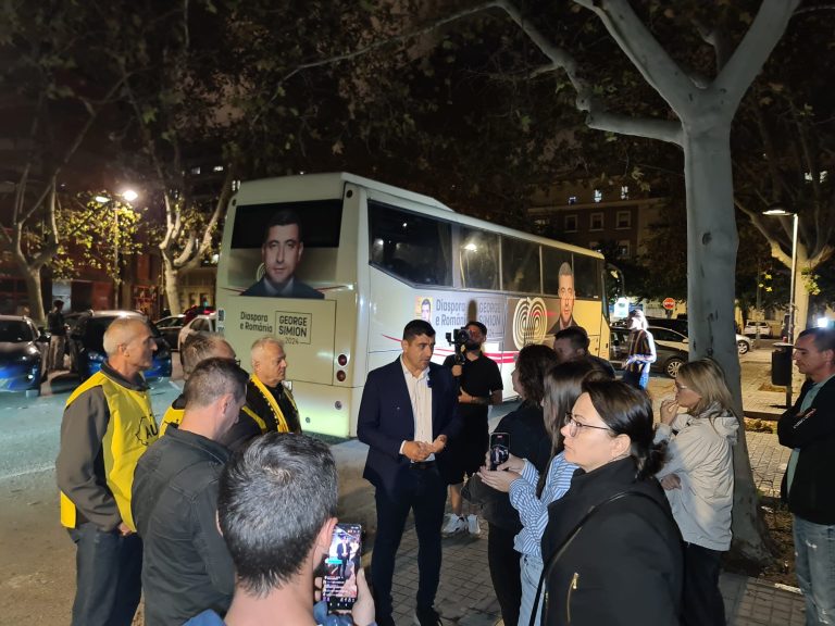 George Simion, alături de românii sinistrați din Valencia (Spania)