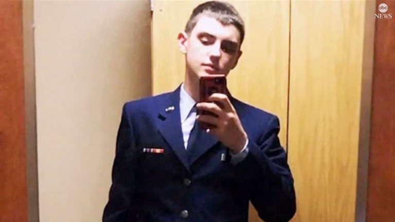 Tânărul care a publicat informațiile Pentagonului pe internet, condamnat la 15 ani de închisoare