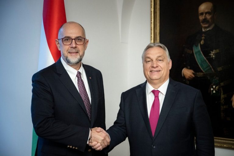 Comunitatea maghiară din Transilvania strânge semnături pentru îndepărtarea lui Kelemen Hunor