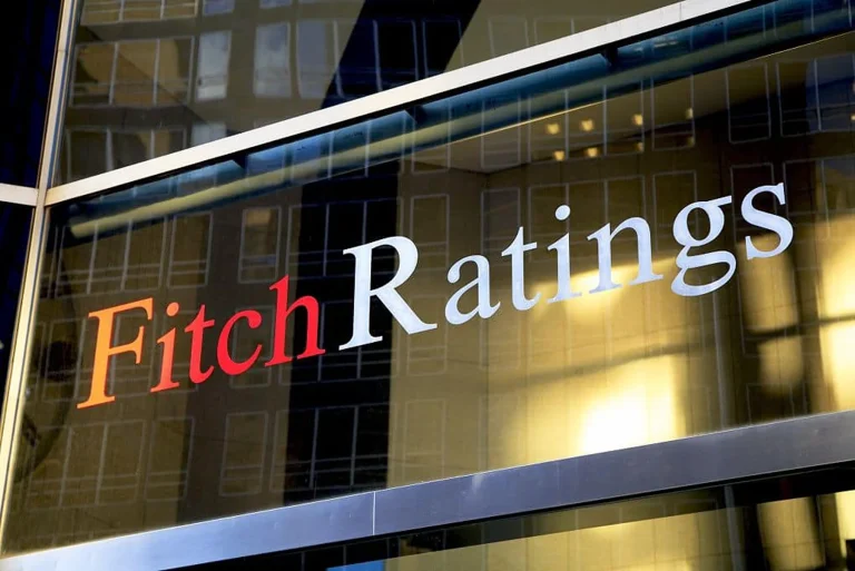 Fitch Ratings retrogradează perspectiva României la „negativ”, cu un pas înainte de „junk”