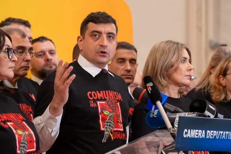 Protest AUR în Parlament: PSD, comunism cu față umană!