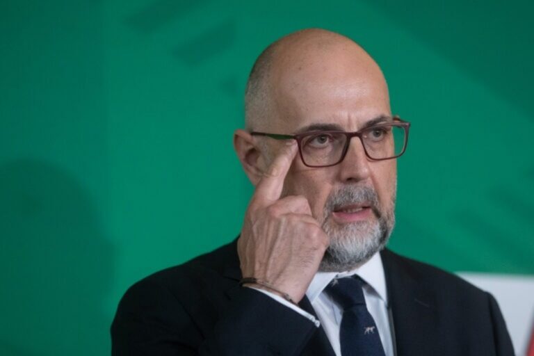 Kelemen Hunor „bate cu pumnul în masă” în criza guvernamentală: „Furia oamenilor se va întoarce împotriva noastră! Țara poate deveni neguvernabilă”