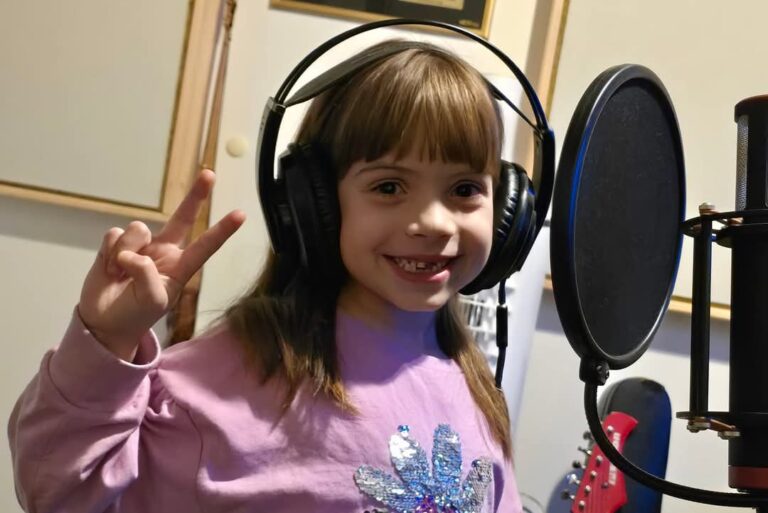 Briana Istici, copilul-minune al muzicii: La doar 6 ani, a cucerit scena și pregătește un cântec special pentru mămici