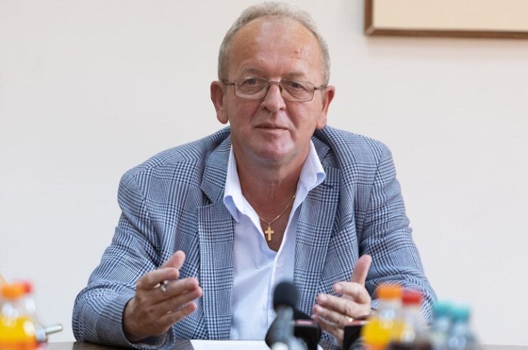 Primarul PNL al orașului Huedin, Mircea Moroșan, și-a anunțat demisia. Decizia se pare că ar fi fost luată pe fondul măsurilor fiscale anunțate la nivel central