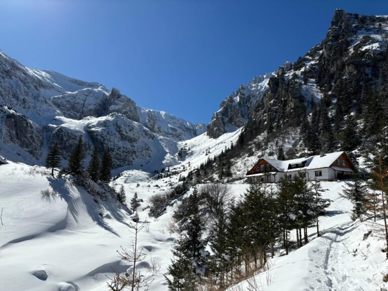 Alertă Salvamont: Risc crescut de avalanșă în Munții Bucegi!