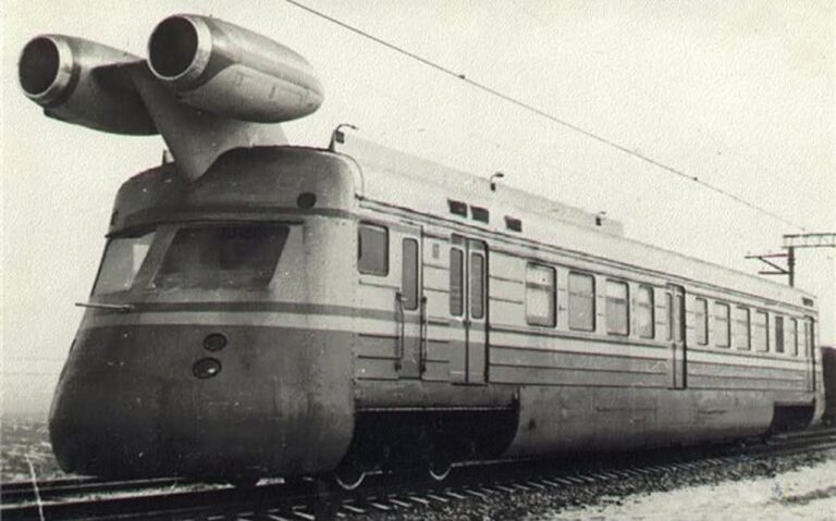 Trenul turboreactor abandonat „ER22” – O mașină dintr-o altă lume