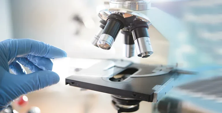 Investiții de 30 de milioane de euro pentru laboratoarele de microbiologie din spitale
