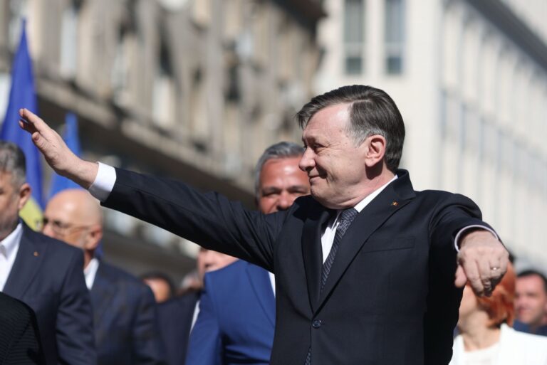 Alin Teodorescu: Crin Antonescu, out din turul II. Ponta, o greșeală pentru PSD!