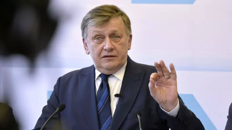 „Nu am văzut atâta trădare în 36 de ani”. Crin Antonescu, critică dură la adresa echipei Bolojan