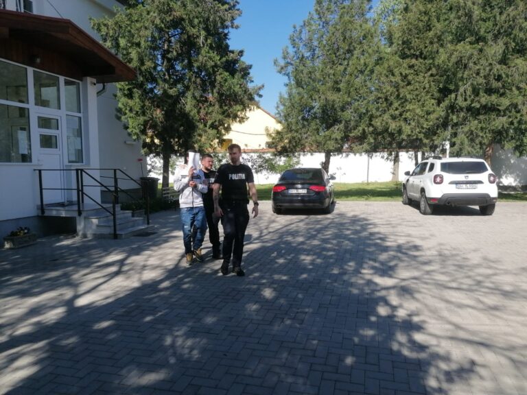 Inculpatul poreclit „Zârmă”, acuzat de furt din mănăstire și alte infracțiuni, lăsat în libertate de Judecătoria Beiuș