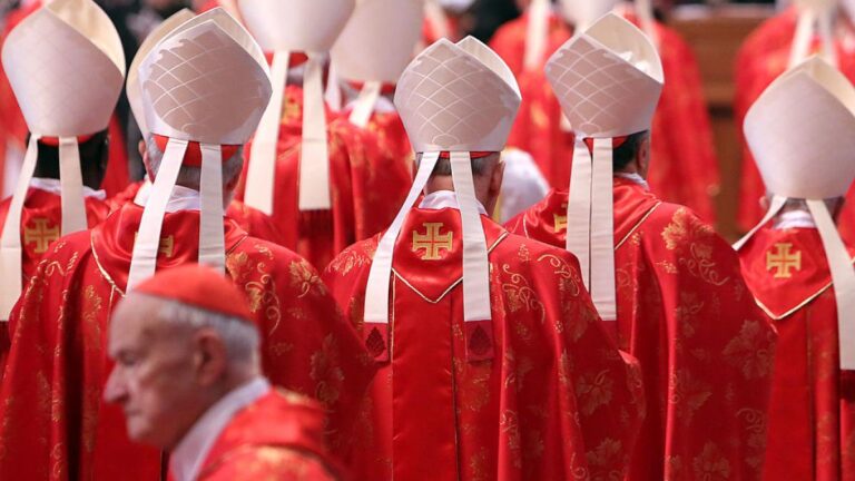 A început conclavul pentru alegerea noului Papă: 133 de cardinali intră în Capela Sixtină