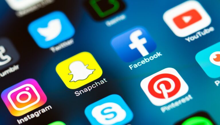 SUA va verifica conturile de social media ale studenților străini