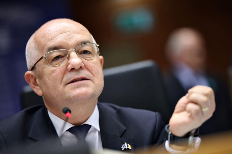 Emil Boc: Alegerile anticipate nu ar trebui excluse dacă actuala criză politică se prelungește