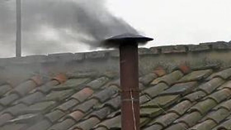 A doua zi cu fum negru la Vatican
