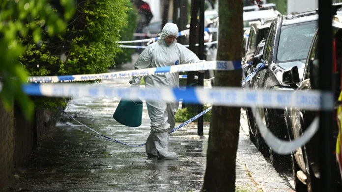 Sursa: Police forensics officers near the home of UK Prime Minister Keir Starmer on May 12, 2025 in London, England. Leon Neal/Getty Images