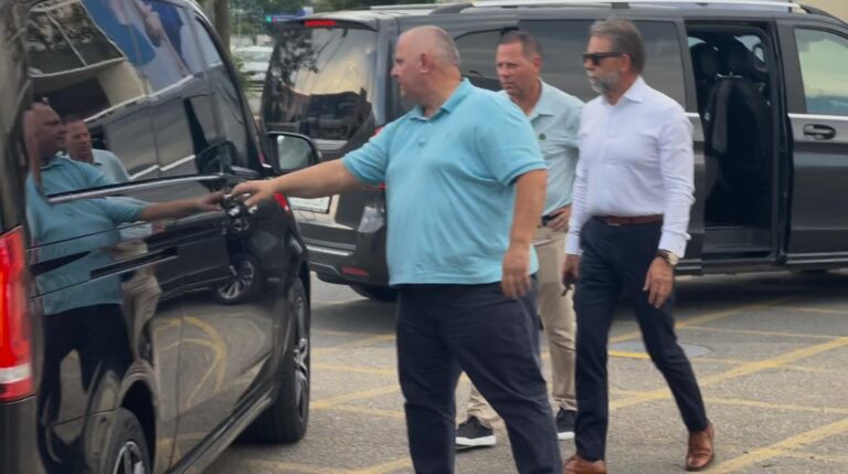 Larry Glick, omul lui Trump, a aterizat la Cluj cu elicopterul, alături de Avram Gal! Vizită misterioasă cu parfum de afaceri grele!