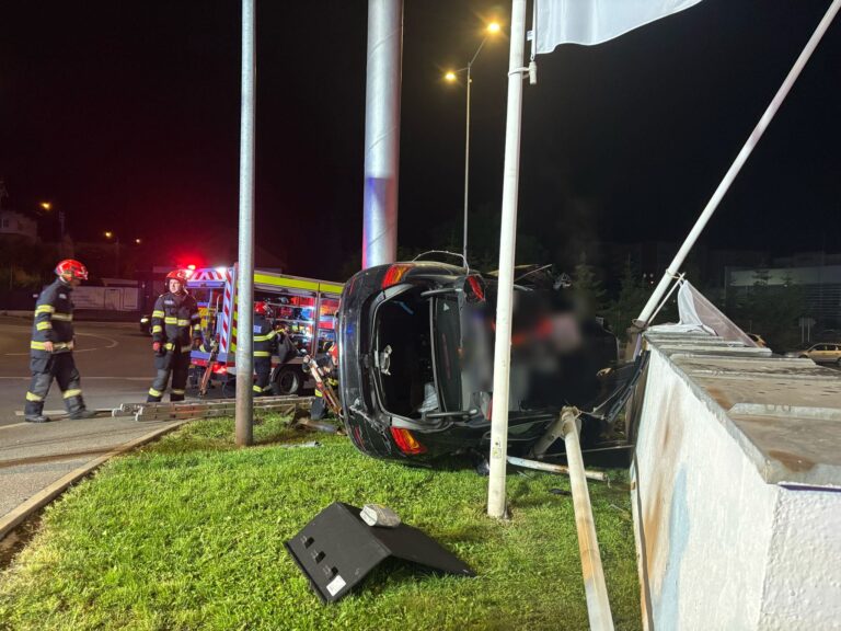 FOTO | TRAGEDIE PE CALEA TURZII! Un bărbat a murit pe loc, după ce s-a răsturnat cu mașina în noapte