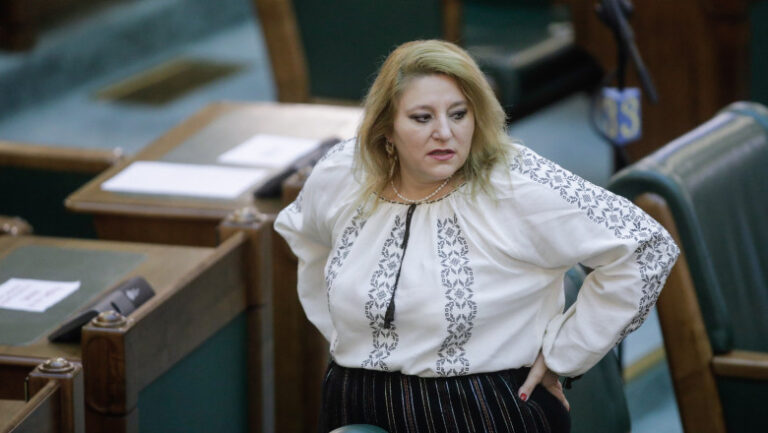 Diana Șoșoacă vrea dizolvarea grupului SOS România din Senat după excluderea a trei senatori