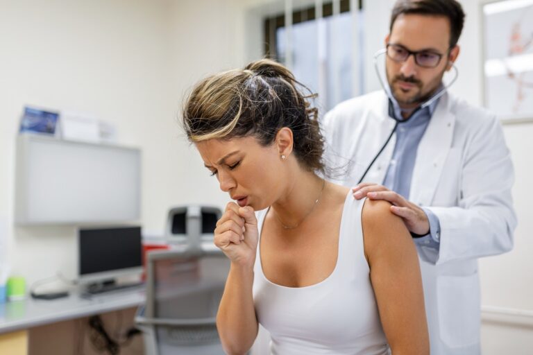 Pneumonia: simptome și riscuri pentru sănătate