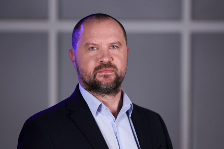 George Simion reacționează dur după o postare ironică a lui Dan Tăpălagă: „Propagandistule cu pretenții de jurnalist!” – Liderul AUR, în Cipru la un eveniment ECR, nu „la terasă” în vacanță