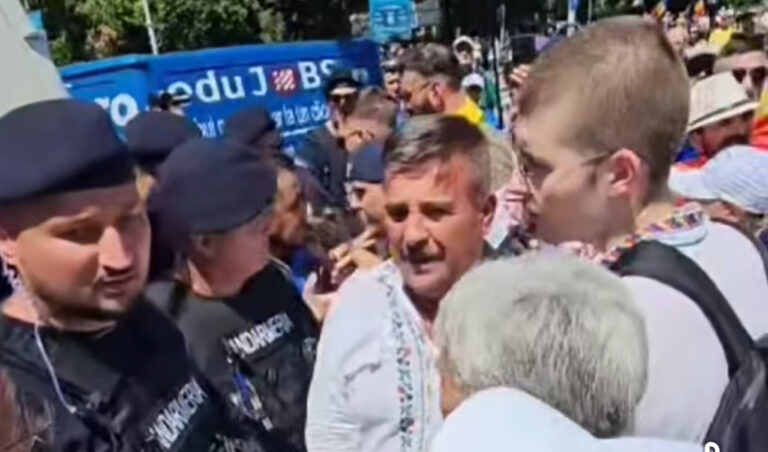 🔴 BREAKING NEWS | Haos în fața Guvernului! Susținătorii lui Călin Georgescu s-au îmbrâncit cu jandarmii și au vrut să blocheze strada
