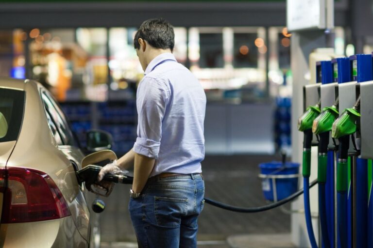 Paradoxul carburanților din România: Petrolul se ieftinește, dar benzina se scumpește. Un expert acuză efectele unei măsuri a Guvernului