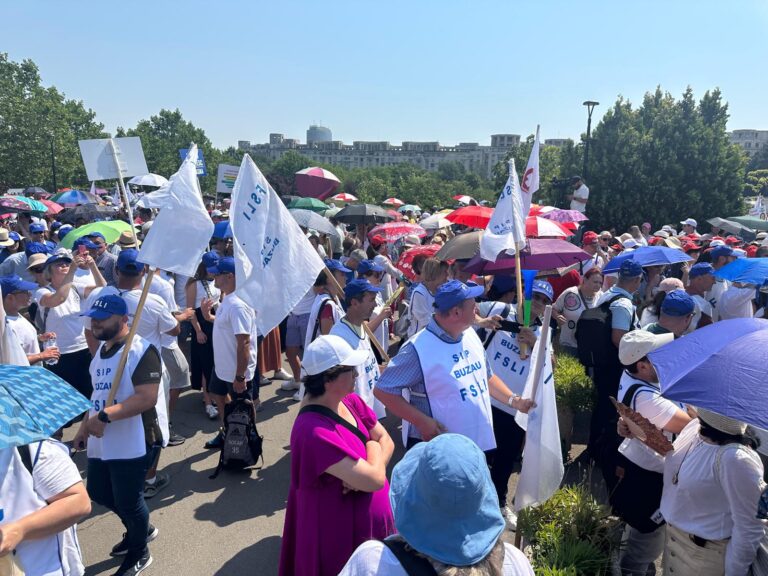 Profesorii continuă protestele după boicotarea deschiderii noului an școlar