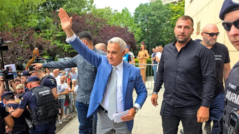 Călin Georgescu, declarații și baie de mulțime: „Zidurile minciunii vor cădea!”