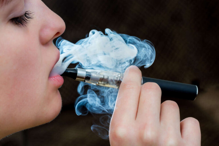 Medicii avertizează: vapatul afectează grav inima copiilor și adolescenților