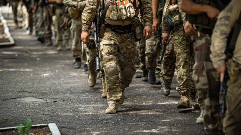 Românii care nu au făcut armata pot fi chemați la instrucție în caz de război: legea permite reintroducerea serviciului militar obligatoriu