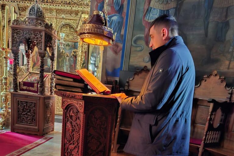 George Simion, în rugăciune la Muntele Athos: „M-am rugat mult în aceste zile, pentru victime și pentru România”