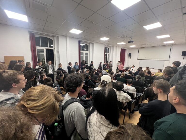 Studenții FMI continuă protestele: “Ne-au trimis să studiem în câmp” – Revolta crește împotriva conducerii UBB și a ministrului Daniel David