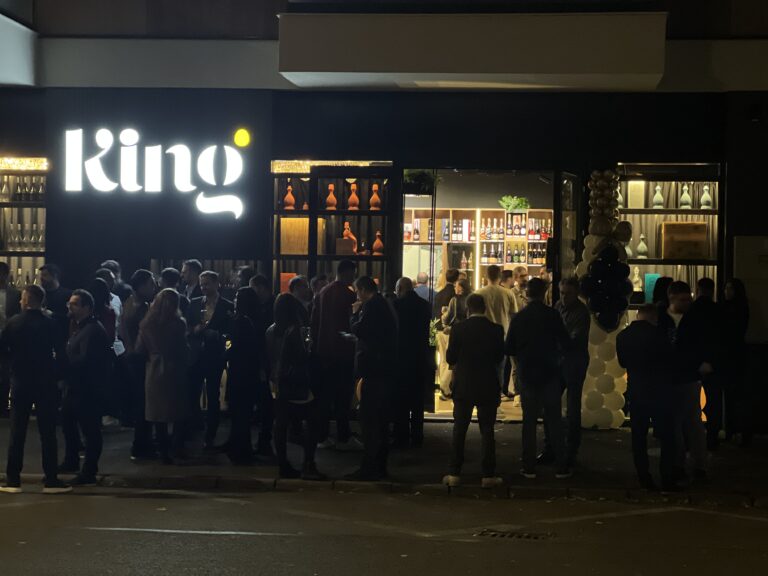 ( P ) Vinuri alese și atmosferă rafinată la deschiderea noului magazin KING din Cluj-Napoca