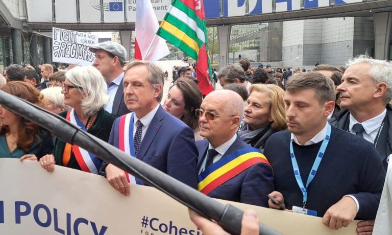 Emil Boc, la Bruxelles: „Dacă dispare politica de coeziune, dispare și Uniunea Europeană” – protestul primarilor