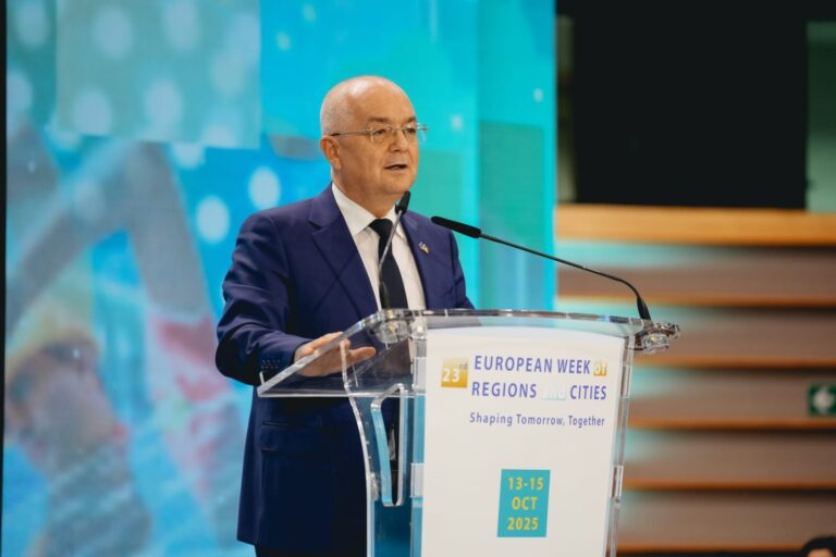 VIDEO | Emil Boc, la Bruxelles: „Vrem să dăm fiecărui cetățean șansa unui loc de muncă mai bine plătit prin educație și formare”