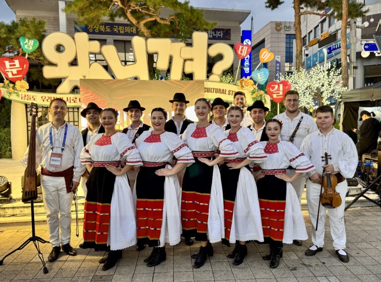 FOTO/ Ansamblul ”Mugurelul” al UBB Cluj cucerește aurul în Coreea de Sud, la cel mai mare festival internațional cu măști din lume