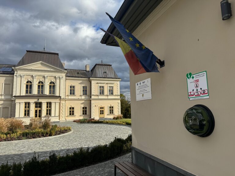 FOTO/ Defibrilator amplasat la Castelul Banffy din Răscruci, cumpărat de CJ Cluj. Alte 5, instalate în Cluj-Napoca