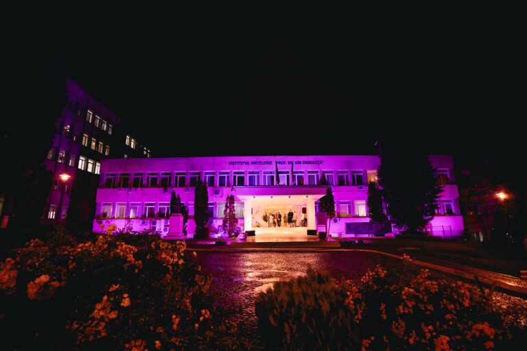 Institutul Oncologic „Prof. Dr. Ion Chiricuță” din Cluj-Napoca, iluminat în roz pentru a marca în mod simbolic Ziua Internațională de Luptă împotriva Cancerului de Sân
