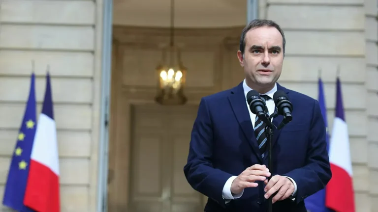 Criză politică majoră în Franța: Premierul Sébastien Lecornu demisionează după doar 27 de zile în funcție