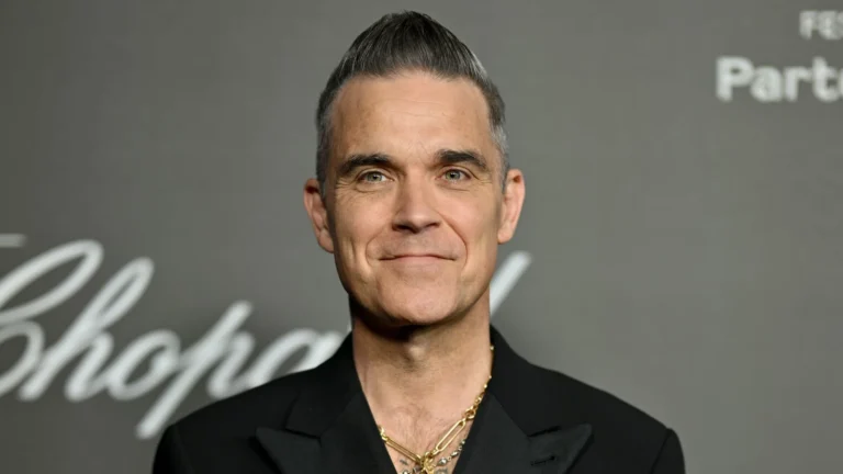 Robbie Williams a dezvăluit că suferă de sindromul Tourette care include și „gânduri intruzive”