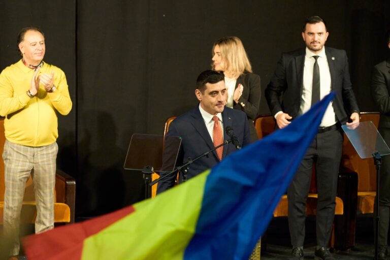 Imagini impresionante la conferința județeană AUR Călărași. George Simion, discurs în fața a sute de călărășeni după ce curentul a fost întrerupt: „În continuare o să vorbim pentru că vocea noastră nu poate fi redusă la tăcere”